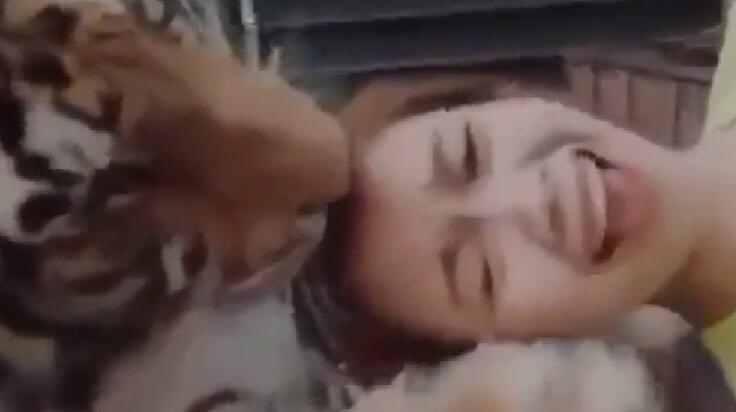 Ngeri, Viral Seorang Wanita Muda Bercumbu Mesra di Tik Tok dengan Seekor Harimau! Ha?