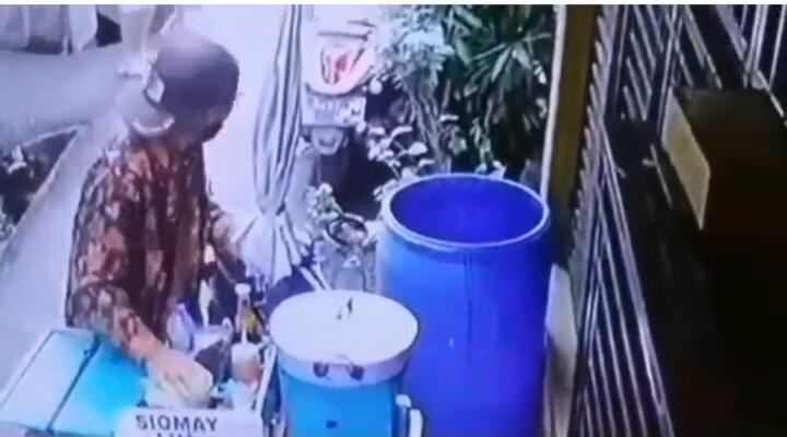 Viral Rekaman CCTV Penjual Siomay Ludahi Dagangan, Diduga Penglarisan! Apakah Benar?