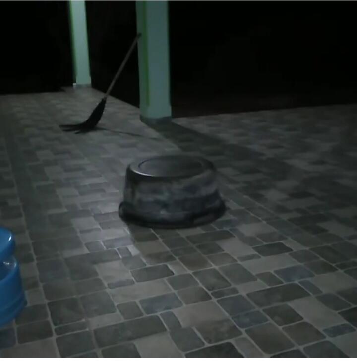 Bikin Merinding, Penampakan Ember Berjalan Di Teras Rumah! Hantu?
