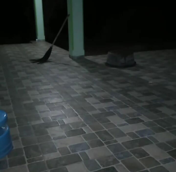 Bikin Merinding, Penampakan Ember Berjalan Di Teras Rumah! Hantu?