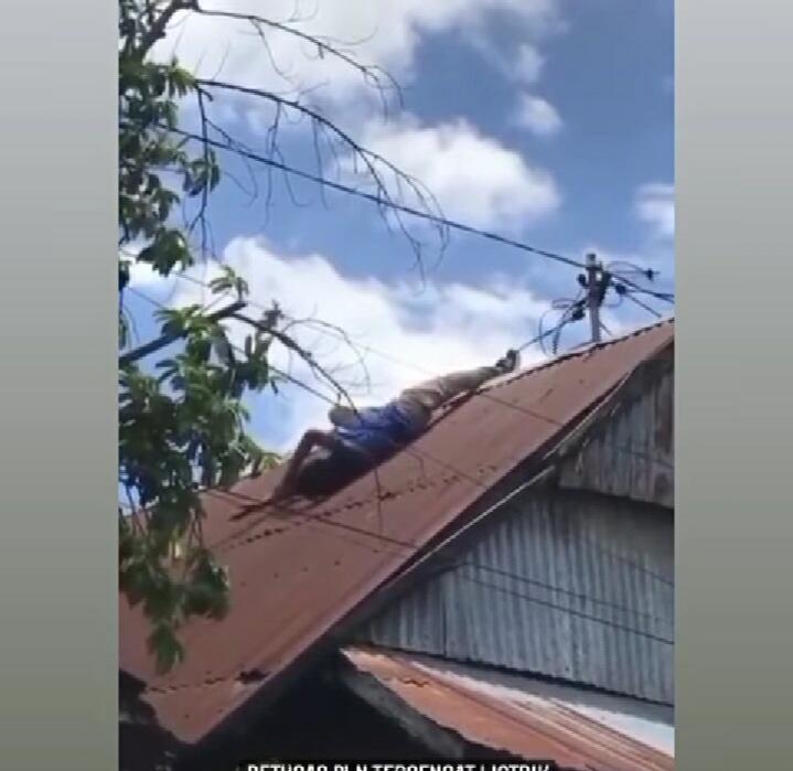 Ngeri, Petugas PLN Kesetrum dan Jatuh Dari Atap Rumah Saat Perbaiki Kabel Listrik!
