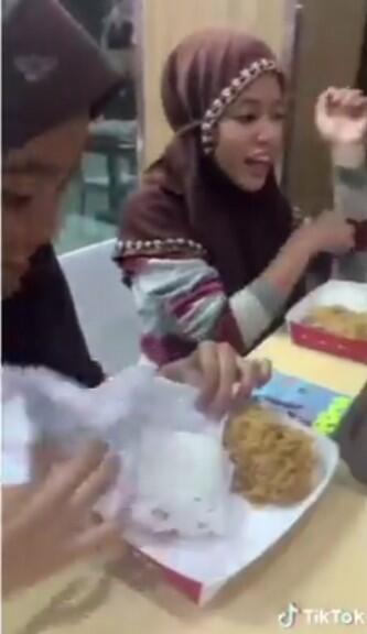 Pemulung Cantik Diajak Makan Malam Bersama dengan Seorang Wanita, Senang Melihatnya