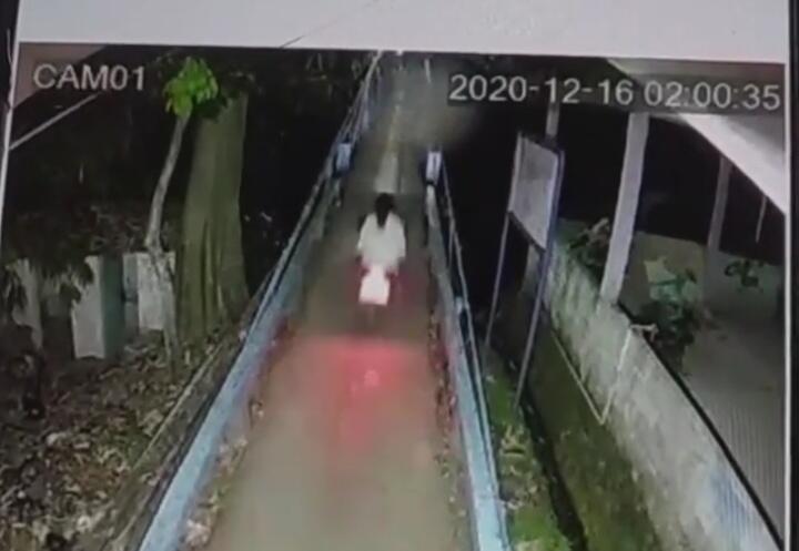 Sosok Aneh Tertangkap Kamera Di Jembatan Gantung Depok, Benarkah Itu Kuntilanak?