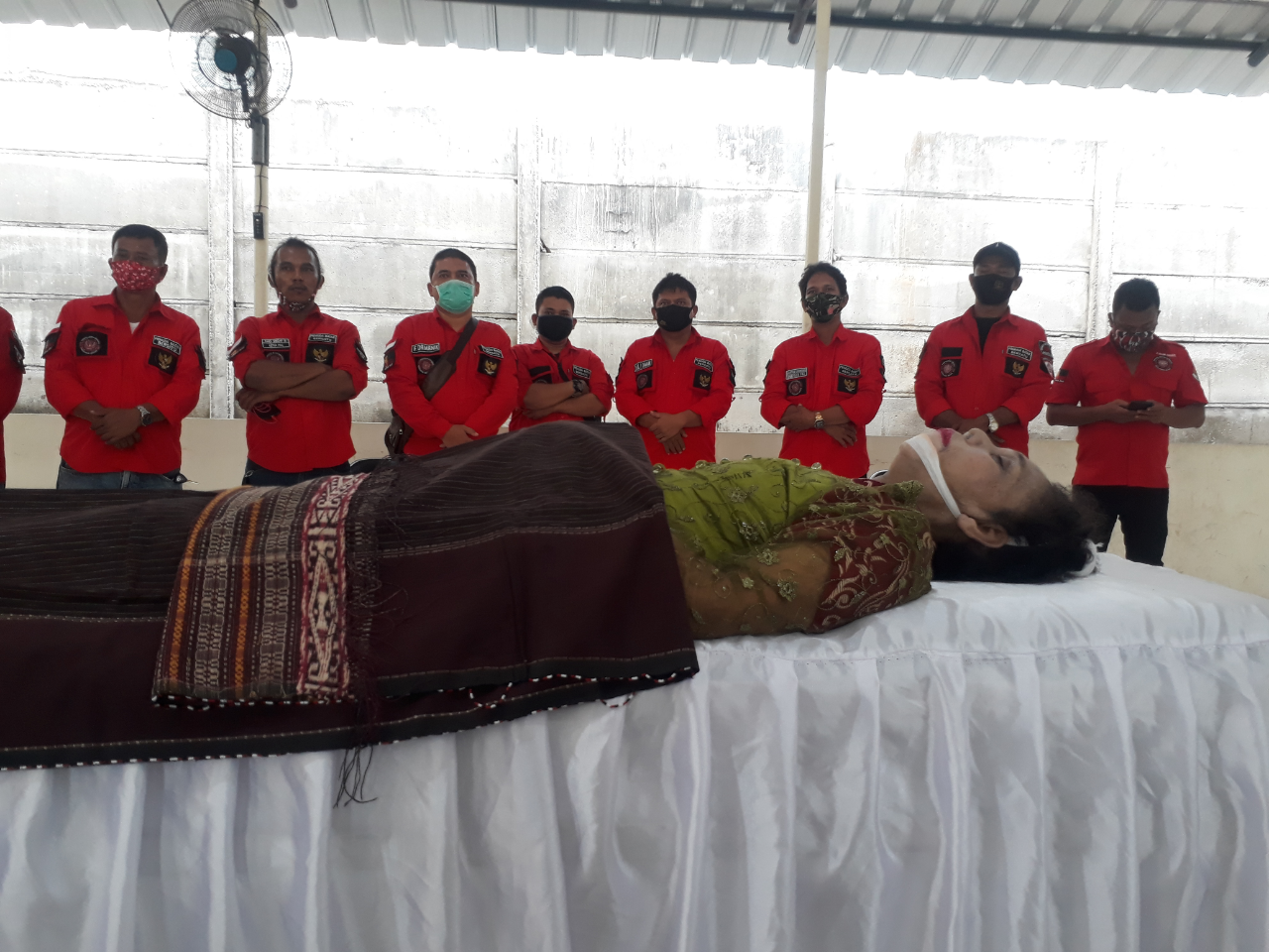 Titip Bunga Untuk Ibu, Wanita Sederhana Dan Kuat
