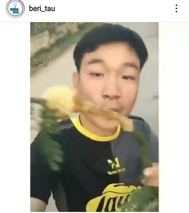 Makan Madu Langsung Dari Sarangnya, Seketika Bibir Pria Ini Berubah