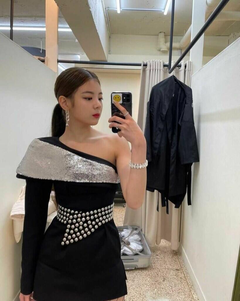 10 Potret Elegan Lia ITZY saat Pamer Mirror Selfie, Memukau!