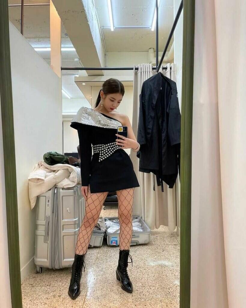 10 Potret Elegan Lia ITZY saat Pamer Mirror Selfie, Memukau!