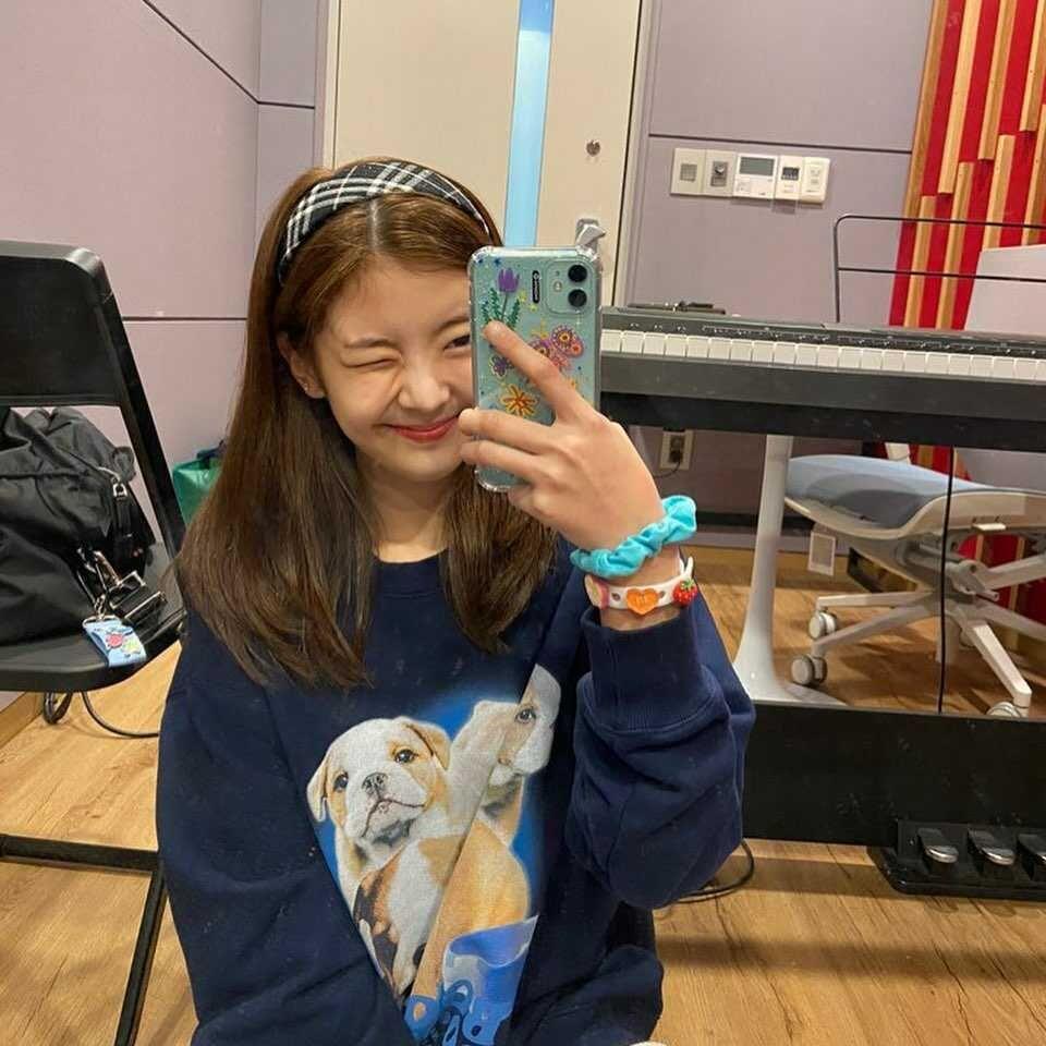10 Potret Elegan Lia ITZY saat Pamer Mirror Selfie, Memukau!