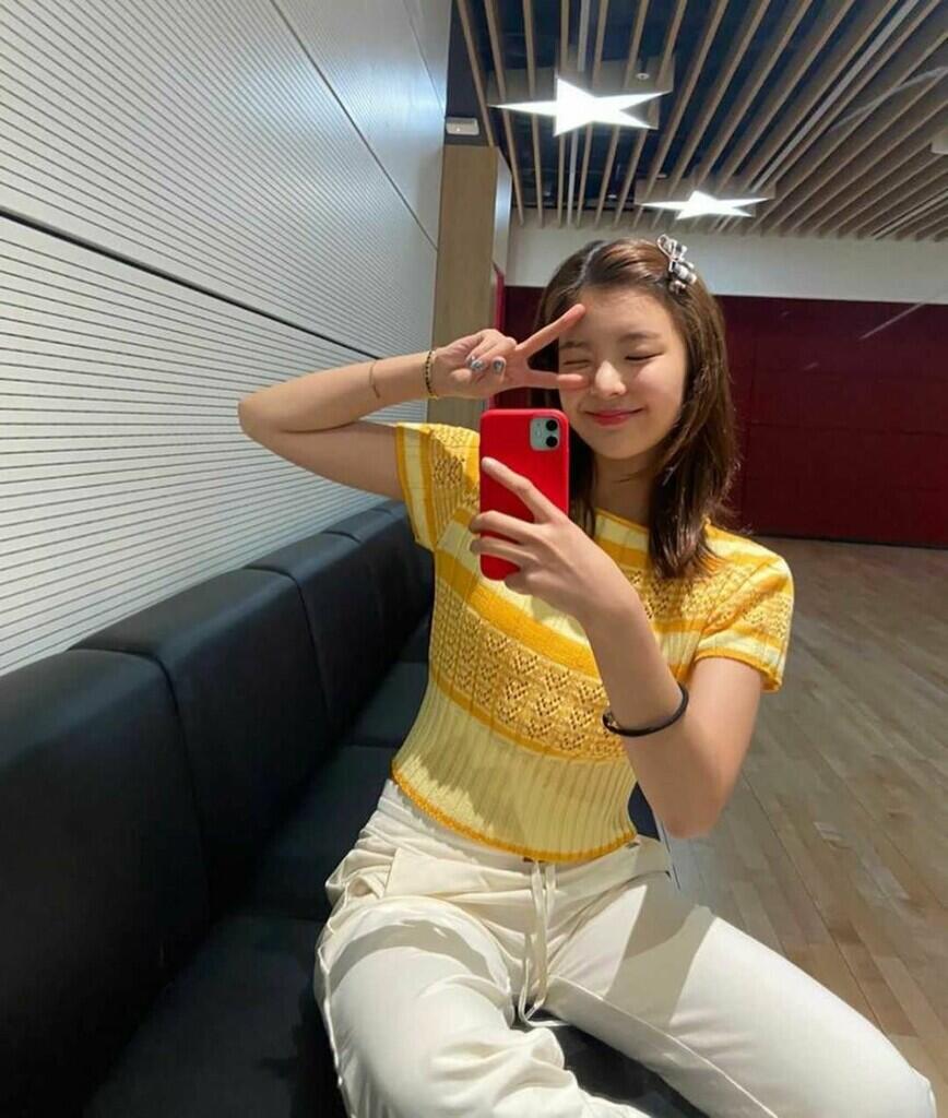 10 Potret Elegan Lia ITZY saat Pamer Mirror Selfie, Memukau!