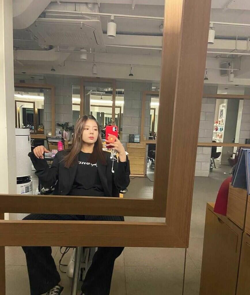 10 Potret Elegan Lia ITZY saat Pamer Mirror Selfie, Memukau!