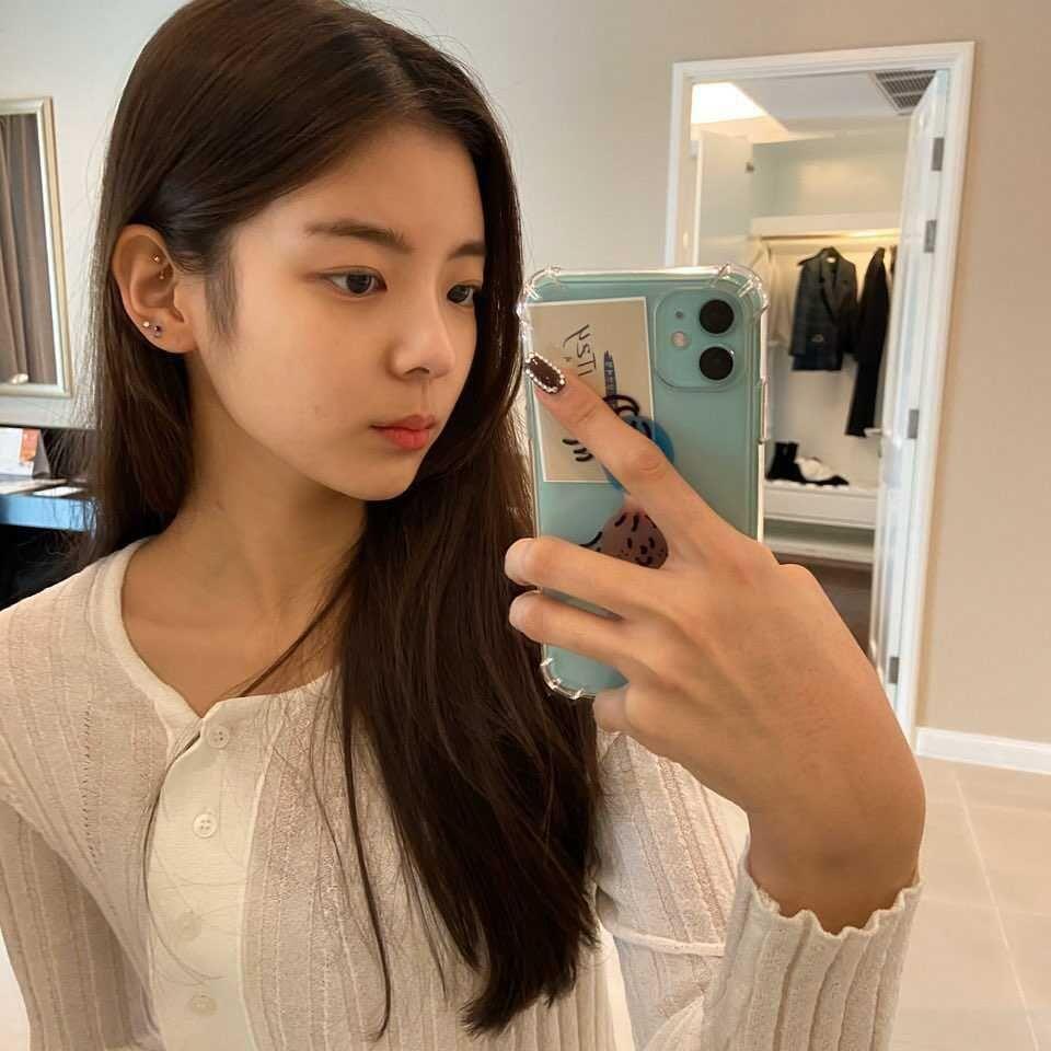 10 Potret Elegan Lia ITZY saat Pamer Mirror Selfie, Memukau!