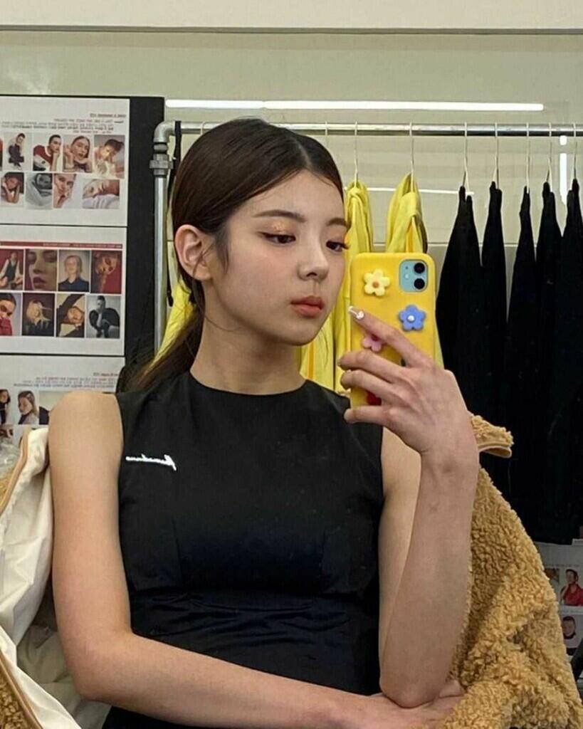 10 Potret Elegan Lia ITZY saat Pamer Mirror Selfie, Memukau!