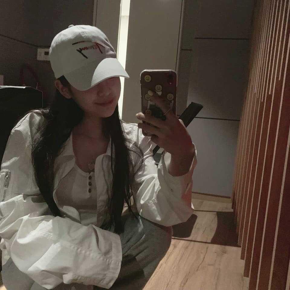 10 Potret Elegan Lia ITZY saat Pamer Mirror Selfie, Memukau!
