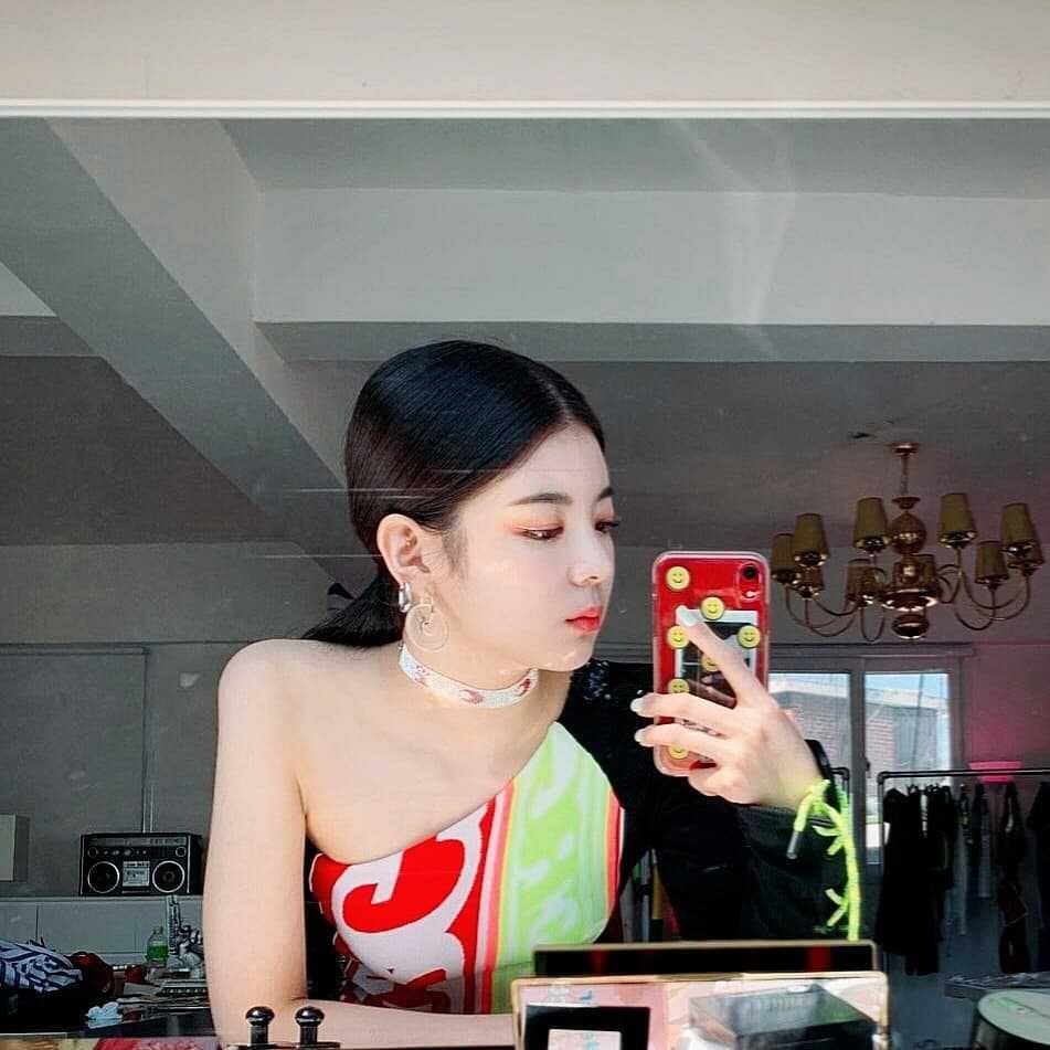 10 Potret Elegan Lia ITZY saat Pamer Mirror Selfie, Memukau!