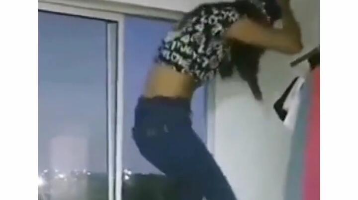 Akibat Terlalu Asik Joget Tik Tok, Perempuan Ini Jatuh dari Atap Rumah! Patah Tulang?