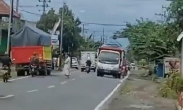 Heboh Sosok Pria Misterius Shalat di Tengah Jalan Raya! Apakah Tidak Ada Masjid?