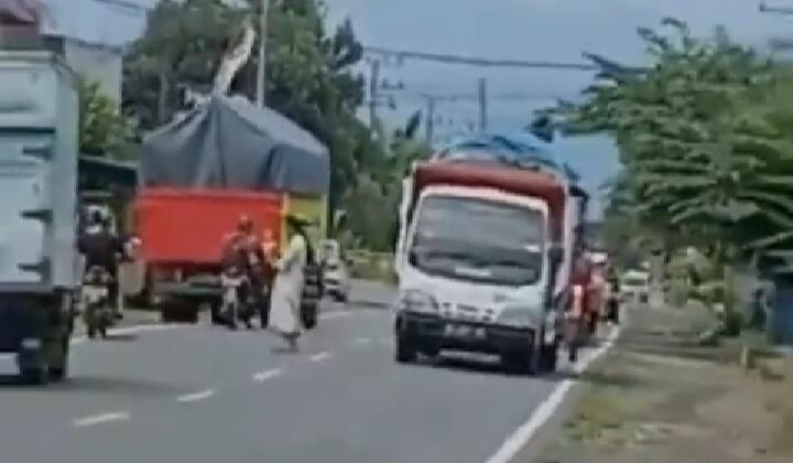 Heboh Sosok Pria Misterius Shalat di Tengah Jalan Raya! Apakah Tidak Ada Masjid?