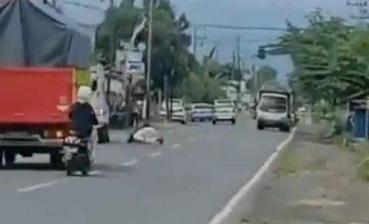 Heboh Sosok Pria Misterius Shalat di Tengah Jalan Raya! Apakah Tidak Ada Masjid?