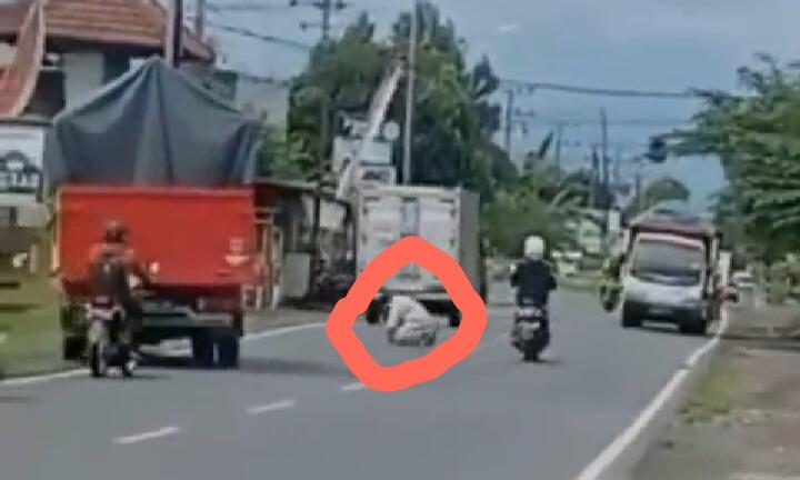 Heboh Sosok Pria Misterius Shalat di Tengah Jalan Raya! Apakah Tidak Ada Masjid?