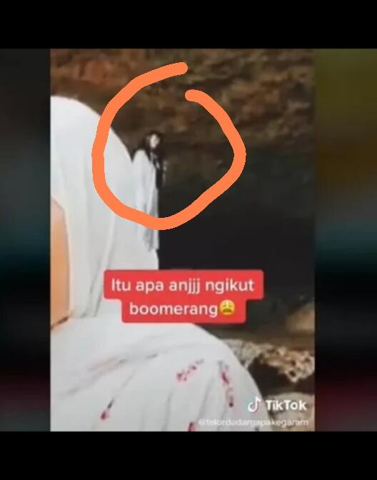 Lagi Asyik Berfoto Selfie Ada yang Ngintip, Beneran Mbak Kunti? Takut!