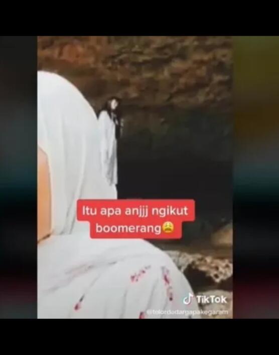 Lagi Asyik Berfoto Selfie Ada yang Ngintip, Beneran Mbak Kunti? Takut!