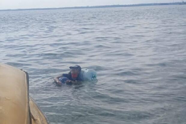 Nekat! Pria Berenang dari Balikpapan ke Malang Gunakan 2 Galon Air Mineral