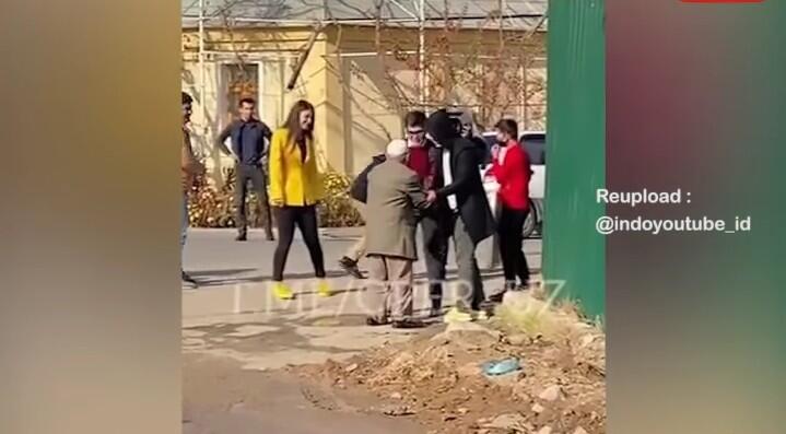 Dikira Berantam Sungguhan, Ternyata Sedang Syuting! Netizen: Jiwa Sosial Kakek Tinggi