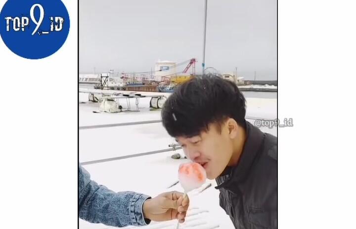 Ketika Warga +62 Menikmati Salju Di Negri Orang, Netizen: Sirupnya Nggak Ketinggalan 