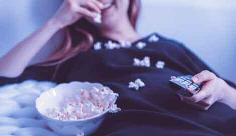 Alasan Menonton Bioskop Di Rumah Masih Terbaik Saat Pandemi Ini, Kamu yang Mana?