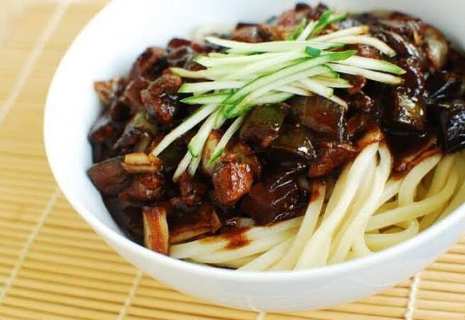 Daftar Makanan yang Selalu Muncul di Drama Korea Saat Momen Tertentu!