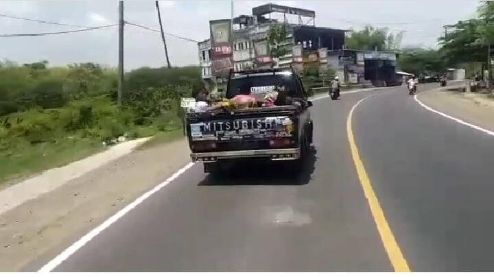 Duh Ngeri, Niat Hati Rekam Mobil Oleng di Jalanan Pengendara Motor Ini Malah Celaka! 