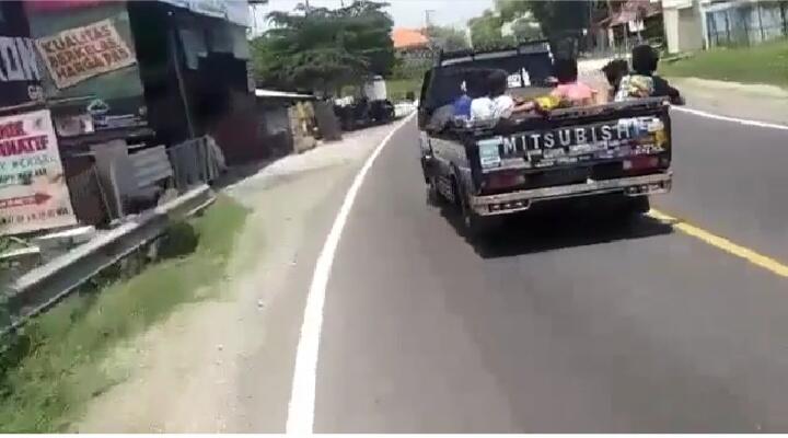 Duh Ngeri, Niat Hati Rekam Mobil Oleng di Jalanan Pengendara Motor Ini Malah Celaka! 