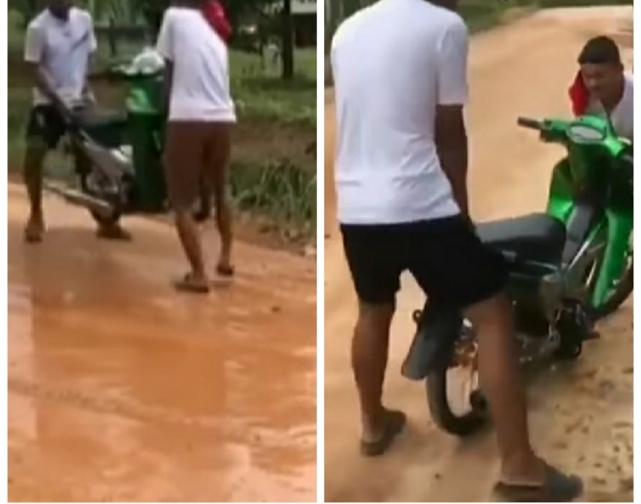 Konyol! Lewati Jalanan Becek, Kedua Pemuda ini Mengangkat Motornya Agar Tak Kotor