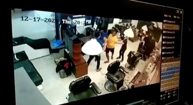 Viral, Diduga Melakukan Sedikit Kesalahan, Pencukur Rambut Dianiaya Oleh Pelanggan!