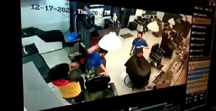 Viral, Diduga Melakukan Sedikit Kesalahan, Pencukur Rambut Dianiaya Oleh Pelanggan!