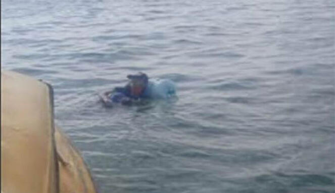 Seorang Pria Nekat Berenang Pakai Galon di Lautan, Demi Pulang ke Malang
