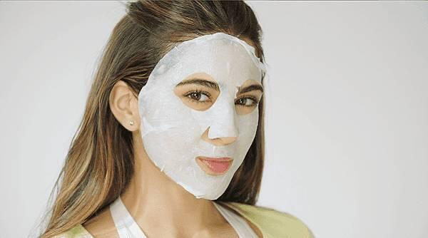 Double Masking, Dua kali Pakai Masker Agar Wajah Makin Glowing. 