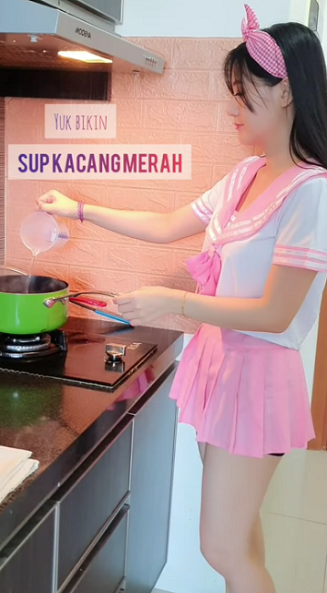 Carollyne Dewi, Selegram Cantik Multitalenta &#91;IGO&#93;. Netizen: Cucunya Kakek Sugiono?