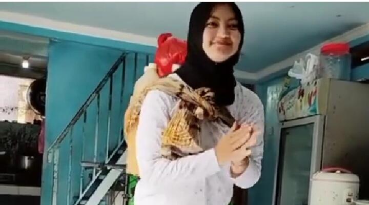 Viral Video Goyangan Tik Tok Mbak Cantik Penjual Jamu! Netizen; Jadi Pengen Langganan