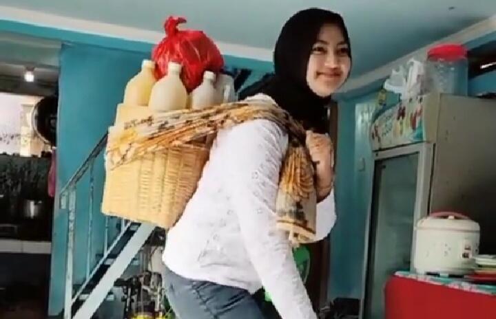 Viral Video Goyangan Tik Tok Mbak Cantik Penjual Jamu! Netizen; Jadi Pengen Langganan