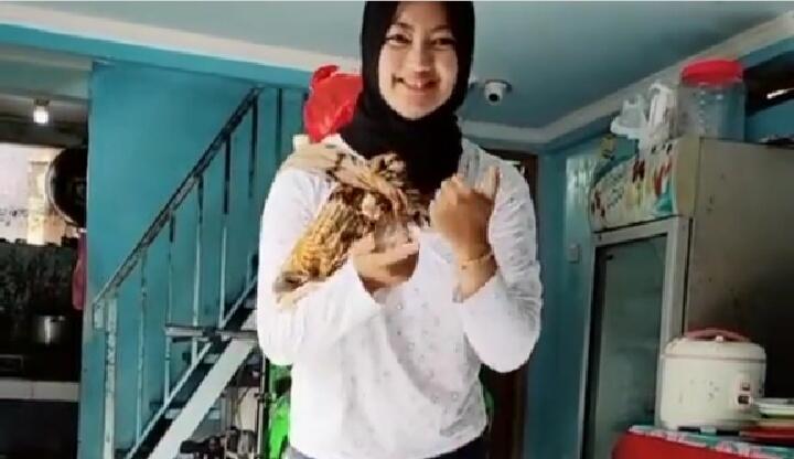 Viral Video Goyangan Tik Tok Mbak Cantik Penjual Jamu! Netizen; Jadi Pengen Langganan