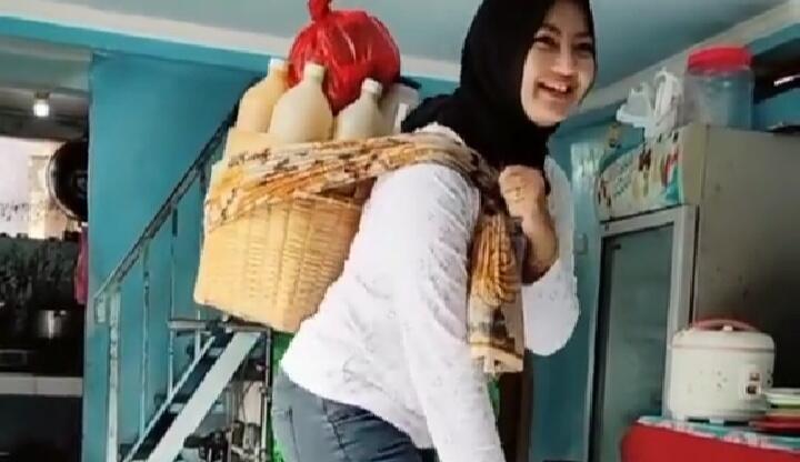 Viral Video Goyangan Tik Tok Mbak Cantik Penjual Jamu! Netizen; Jadi Pengen Langganan