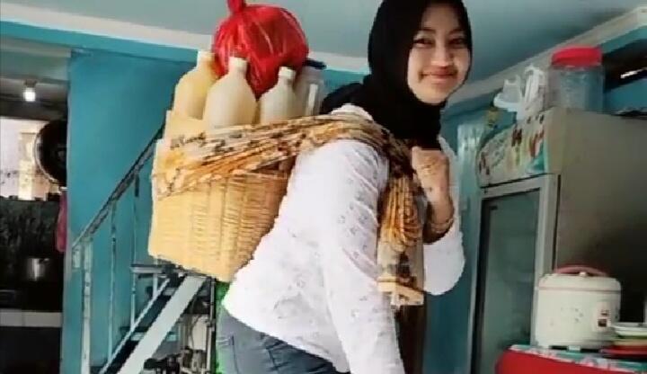 Viral Video Goyangan Tik Tok Mbak Cantik Penjual Jamu! Netizen; Jadi Pengen Langganan