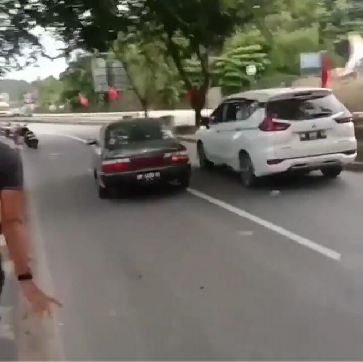 Gokil, Gara-gara Seekor Kerbau Kuasai Jalan, 2Pengendara Mobil Jadi Pembalap Dadakan!