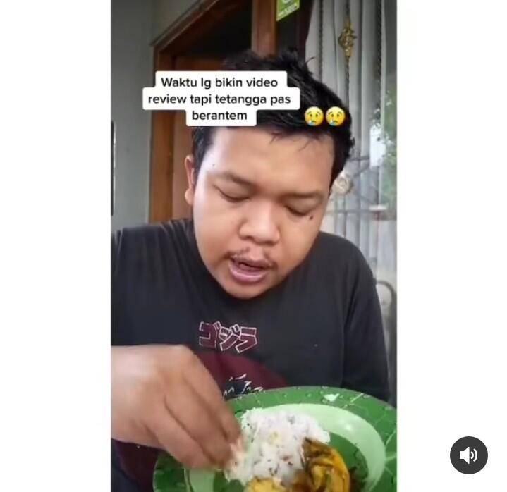 Tetap Santuy Mereview Makanan Saat Tetangga Berantam!Sikapnya Malah Mencuri Perhatian