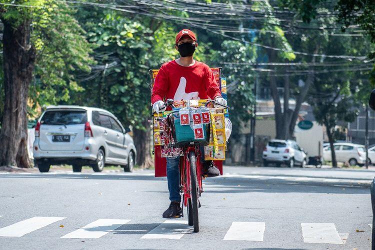 Bahagia Itu Sederhana, Para Pemuda Penjual Wedang Ini Saling Balapan Pakai Sepeda!