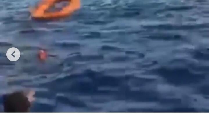 Ya Allah, Kasihan Nenek Ini Jatuh Dan Terombang-ambing Di Laut Maluku Utara!!