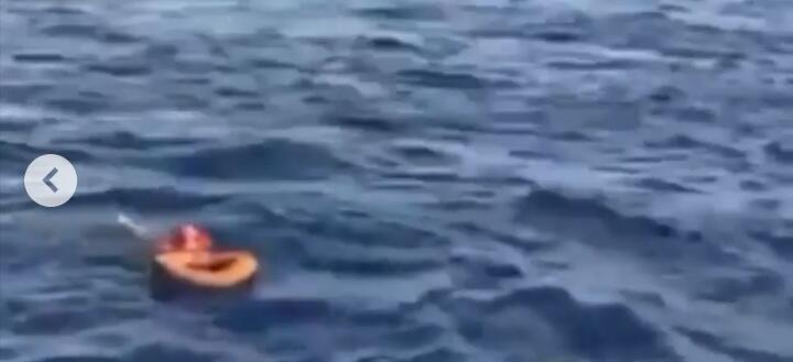 Ya Allah, Kasihan Nenek Ini Jatuh Dan Terombang-ambing Di Laut Maluku Utara!!
