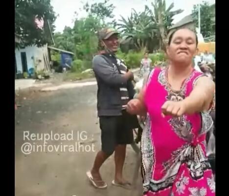 Emak-emak Goyang Papi Chulo di Depan Tukang Sayur, Sampai Salah Tingkah Mamangnya 