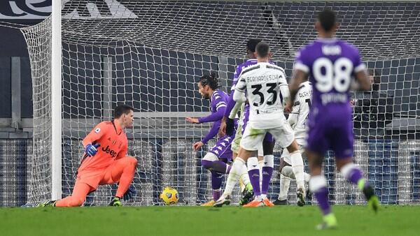 Cuma Main 20 Menit, Ramsey Ngamuk Tendang Botol di Laga Juventus vs Fiorentina 
